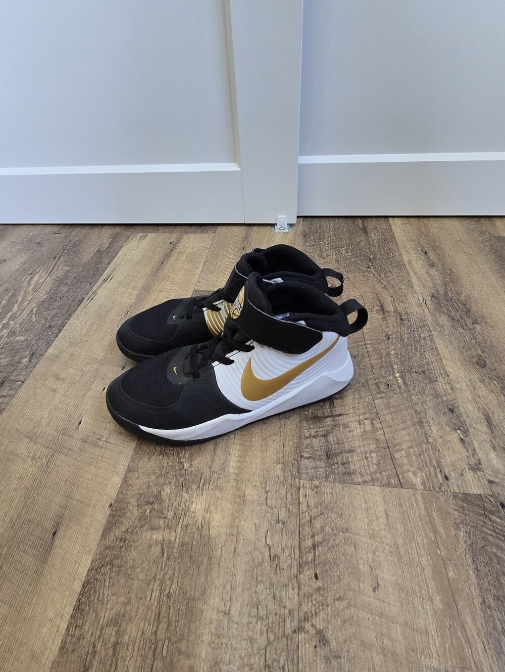 Nike Team Hustle D 9 Black, White Gold 3 Youth Sneakers